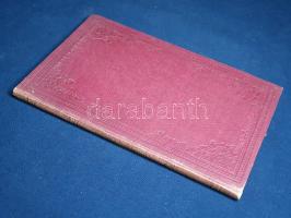 Szilágyi Sándor:  Bánffi Dénes kora és megöletése. [Pest, 1859]. [Emich Gusztáv ny.] [3]-85 + [1] p. Egyetlen kiadás. Szilágyi Sándor (1827-1899) történész, szerkesztő, szövegkiadó. Főként a kora újkori magyar és erdélyi történelemmel foglalkozott. Levéltári kutatásokon alapuló munkája a birtokait nagy gyorsasággal gyarapító Bánffy Dénes (1630-1674) erdélyi főúr elleni bűnper politikai korrajzba ágyazott története: a számos haragost gyűjtő főurat Teleki Mihály javaslatára az erdélyi országgyűlés elítélte, majd Apaffy Mihály fejedelem döntésére, a királynői közbenjárás ellenére lefejezték. Rövid történelmi monográfiánk kiadását hét évvel megelőzi Jókai Mór "Erdély aranykora" című regényének megjelenése (1852), melynek cselekményéhez ugyanez a politikai helyzet nyújt hátteret.  Példányunk címapja hiányzik, az utolsó levél verzóján kézírásos feljegyzések. Aranyozott gerincű, vaknyomásos korabeli egészvászon kötésben, márványmintás festésű lapszélekkel. Jó példány, nagyon ritka könyv.