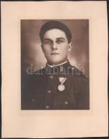 cca 1930-1940 Magyar Háborús Emlékéremmel kitüntetett katona portréja, nagyméretű, kartonra kasírozott fotó Kollár veszprémi műterméből, 21,5x16,5 cm, karton: 33x25,5 cm