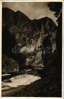 1931 Aranyos-völgy, Valea Ariesului (Erdélyi-középhegység, Muntii Apuseni); Siebenbürgisches Erzgebirge, soseaua spre Scarisoara / Bergstrasse nach Scarisoara/ Aranyosfő felé vezető út. Fot. Orig. J. Fischer