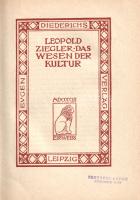 Ziegler, Leopold:  Das Wesen der Kultur. [Lipcse] Leipzig, 1903. Eugen Diederichs Verlag. [6] + 190 + [2] p. Első kiadás. Leopold Ziegler (1881-1958) német filozófus korai, heidelbergi egyetemi évei alatt írt dolgozata a kultúra válságba jutása mögött munkáló mélyebb folyamatokat elemzi. A képzőművész körökben forgolódó szerző kötetét személyes jó barátja, Emil Rudolf Weiss grafikus tervezte, szecessziós könyvdíszeit is ő rajzolta. Kötetünk a lipcsei bibliofil kiadónál, az Eugen Diederichs Verlagnál jelent meg. A címlapon régi tulajdonosi bélyegzés. Aranyozott kiadói félpergamen kötésben, az aranyozott címfelirat a gerincen barna címkén, felül aranyozott lapszélekkel. Jó példány.