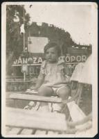 1931 Bp., Városliget, Angol Park, kisgyermek Váncza Sütőpor felirat előtt, a hátoldalon feliratozott fotó, saroktöréssel, 9x6,5 cm