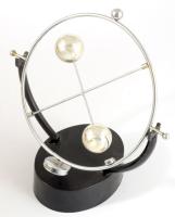 Mágneses örökmozgó, elemmel működik. 21 cm