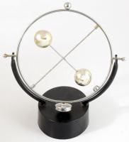 Mágneses örökmozgó, elemmel működik. 21 cm