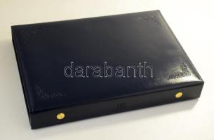 Leuchtturm sötétkék műbőr érmetartó tok, négy darab 24 férőhelyes tálcával, összesen 96 férőhellyel....