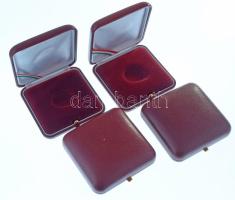 4db érmetartó dísztok ~25mm-es fészkekkel. Használt, de szép állapotban.