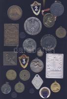 17 darabból álló vegyes kitüntetés tétel, közte külföldi érmékkel illetve kis szükségpénz tétellel