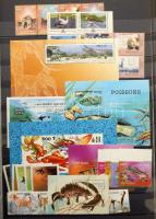 15 lapos A4-es berakó tele európai és tengerentúli motívum sorokkal, szép színes, tartalmas anyag, é...