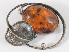 Ezüst (Ag) bross, jelzett, borostyán berakással, bruttó 9,1g