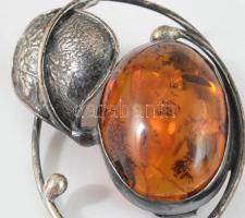 Ezüst (Ag) bross, jelzett, borostyán berakással, bruttó 9,1g