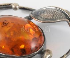 Ezüst (Ag) bross, jelzett, borostyán berakással, bruttó 9,1g