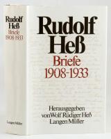 Rudolf Heß: Briefe 1908-1933. Hrsg. von Wolf Rüdiger Heß. Mit einer Einführung und Kommentaren von Dirk Bavendamm. München - Wien,1987, Langen - Müller. Német nyelven. Fekete-fehér képanyaggal illusztrált. Kiadói egészvászon-kötés, kiadói papír védőborítóban.