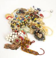 Doboznyi bizsu tétel, közte jó darabokkal.