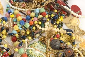 Doboznyi bizsu tétel, közte jó darabokkal