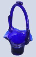 Anyagában színezett királykék hutaüveg kosár, gyártásbeli hibával, m: 21 cm