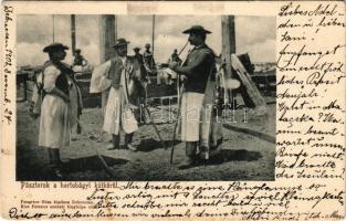 1902 Hortobágy, pásztorok a kút körül, magyar folklór. Pongrácz Géza kiadása, Kiss Ferenc eredeti fényképe után (EK)