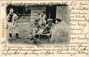 1904 Hortobágy, Pásztorok étkezése. Pongrácz Géza kiadása Kiss Ferenc eredeti fényképe után (EK)