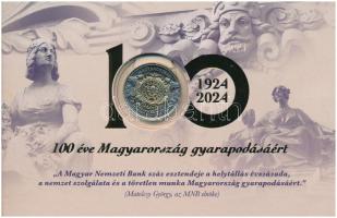 2024. 100Ft "100 éves a Magyar Nemzeti Bank" első napi veret díszcsomagolásban "01124" T:UNC