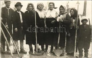1917 Gímes, Ghymes, Gymes, Dymes, Jelenec; helyiek csoportja lapátokkal és ásókkal / group of locals with shovels and spades. photo (EK)