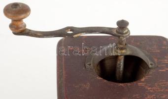 Régi német fa kávédaráló, hiánnyal, m: 14,5 cm