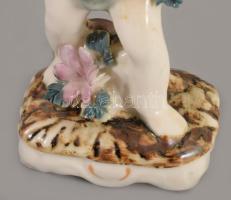 Antik porcelán puttó figurás gyertyatartó, jelzés nélkül, kis pattogzással, m: 15 cm