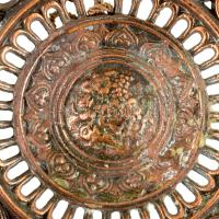 Bronzírozott fém dísztál, áttört díszítéssel, d: 22 cm