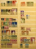 Kis tétel, benne európai és tengerentúli bélyegek, berakólapokon és előnyomott albumlapokon, mappában