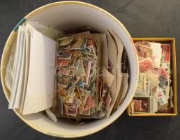 Pár ezer darab magyar és külföldi bélyeg dobozban, borítékokban