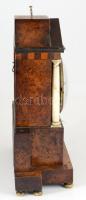 Negyedütős biedermeier asztali óra, kulccsal, hiányokkal, sérüléssel, m: 35 cm