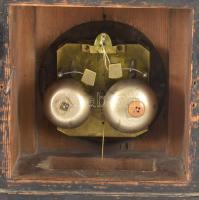 Negyedütős biedermeier asztali óra, kulccsal, hiányokkal, sérüléssel, m: 35 cm