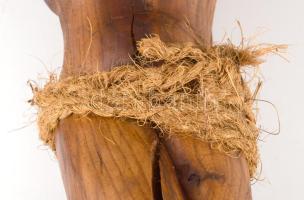 Jálics Gyula (1940-2016). Ecce Homo. Faragott fa, réz kiegészítőkkel, falra akasztható, 78x30 cm