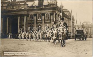 Budapest, Károly király és Zita királyné koronázása. Révész és Biró felvétele. Nach Photographien des Pressedienstes des k.u.k. Kriege Ministeriums, photo