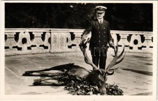 Vitéz Nagybányai Horthy Miklós, Magyarország kormányzója az általa lőtt szarvasbikával a gödöllői Királyi kastély teraszán / Regent Admiral Miklós Horthy with trophy stag