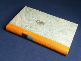 Walther von der Vogelweide: Walther von der Vogelweide. Altdeutsch und übertragen von Walther Bulst. Berlin, [1926]. Der Tempel-Verlag (Gedruckt bei Poeschel & Trepte, Leipzig). [8] + 334 + [2] p. Egyetlen kiadás. Walther von der Vogelweide (1170-1230) délnémet területeken működő ónémet költő, minnesänger, a középkori világi német líra kiemelkedő egyénisége. Ónémet költeményeit Walther Bulst (1899-1986) irodalomtörténész, középkorász fordította modern nyelvre, bibliofil kötetünk a berlini Tempel Verlag sorozatában jelent meg. (Tempel-Klassiker.) Aranyozott kiadói félbőr kötésben, az első kötéstáblán aranyozott kiadói emblémával. Jó példány.