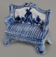 Delft 2 darab tárgy, közte ritka kanapé miniatúra, jelzett, hibátlan, h: 7-10 cm