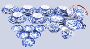 Japán 28 részes cseresznyevirág mintás tojáshéj porcelán teás készlet, süteményes tányérokkal, pralinékínáló készlettel, 1-2 extra darabbal, a teáskannán sérüléssel.