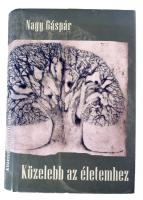 Nagy Gáspár: Közelebb az életemhez. A szerző, Nagy Gáspár (1949-2007) Kossuth- és József Attila-díjas költő, prózaíró, szerkesztő által Jálics Kinga (1943-2019) kulturális újságíró, szerkesztő részére dedikált példány. Szeged, 2005, Tiszatáj Alapítvány, 481+[3] p. Kiadói kartonált papírkötés, kiadói papír védőborítóban.