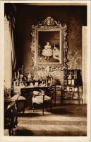 Budapest I. Erzsébet királyné (Sisi) íróasztala az Erzsébet Királyné Emlékmúzeumban (Budai vár), belső