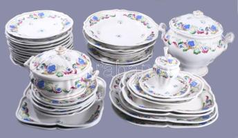 1844 Alt wien 35 részes szervírozó készlet, alján jelzett: Alt wien jelzés és 844-es datálás, kínálók, tálak, tálcák, pecsenyés tálak, leveskínálók, szószkínáló. Kis kopással, tűzhibával. /// 1844 Alt Wien 35-piece serving set, marked on the base: Alt Wien mark and 844 date. Includes serving bowls, dishes, trays, meat platters, soup tureens, and a sauce boat. Minor wear and firing flaws.