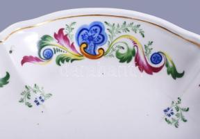 1844 Alt wien 35 részes szervírozó készlet, alján jelzett: Alt wien jelzés és 844-es datálás, kínáló...