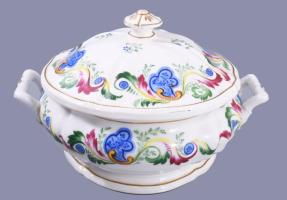 1844 Alt wien 35 részes szervírozó készlet, alján jelzett: Alt wien jelzés és 844-es datálás, kínáló...