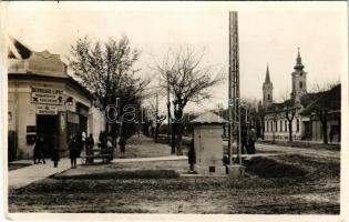 1942 Zsablya, Zsabja, Zabalj; utcakép Bernhard Lipót vas- és vegyeskereskedése és saját kiadása / street view with shop (EK)
