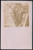 cca 1900-1910 Társaság fotója, a képen szereplők között gróf Apponyi Albert (1849-1933) nagybirtokos, politikus, vallás- és közoktatásügyi miniszterrel, fotólap, jelzés nélkül, 14x9 cm