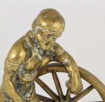 Kerékkovács, kerékgyártó. bronz szobor, jelzés nélkül 16x19 cm
