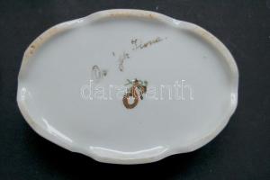 Országh Ilona jelzéssel ellátott kézzel festett porcelán bonbonos tálka és egy Hollóházi porcelán cu...