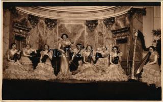 Női vonószenekar és hárfás / female string orchestra and a harpist. photo (EK)