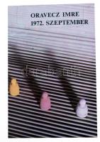 Oravecz Imre: 1972. Szeptember. Bp.,(1988.),Magvető, 131+1 p. 1. kiadás. A borítót Maurer Dóra tervezte. "Honnan jön és hová tart az 1972. szeptember, 1988 e legfeltűnőbb és legfontosabb könyve? Jön a magyar lírai hagyományból, például Szabó Lőrincből, de általában a (korábban) úgynevezett "vallomásos líra" rehabilitációjából és átértelmezéséből, ahol immár nem a rendíthetetlen identitású költő méri föl a valóságot és benne magát, hanem sokféle megszólalásból, sokféle énből alakul ki az, aki számot vet magával és a világgal. Jön továbbá az amerikai lírából, a szabad, tabukat nem ismerő, az érzelmeket és az emberi nyomorúságot nagyon nyíltan kimondó (s olykor ezért talán kicsit érzelmes, kicsit bombasztikus) költészeti hagyományból (a költő Lawrence Ferlinghetti szépprózájának hangja hasonlít az Oraveczére). Folytatódik a történetmondás és a lírai megszólalás határait elmosni vagy újradefiniálni akaró fiataloknál, Keménynél, Szijj Ferencnél, Háy Jánosnál, Téreynél. Folytatódik a szexualitás és a férfi/nő viszony megfogalmazhatóságának, nyelvi és irodalmi megformálásának problémáiban, így Esterházy Egy nőjében. És folytatódik, persze, Oravecznél: a dikció, a hosszú mondat az 1998-as Halászóemberben köszön vissza, ott van ismét a narrációval kacérkodó, ám azt minduntalan kijátszó, történet nélküli történeteket mesélő, apró elemekből építkező kötet, amelynek egyes darabjai semmit vagy egészen mást jelentenek önmagukban, mint a szövegegyüttes testében." (Kálmán C. György, 1999.) Kiadói egészvászon-kötés, kiadói papír védőborítóban, volt könyvtári példány.