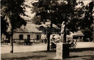1962 Agárd (Gárdony), Halászcsárda, motorkerékpárok, nádfedeles étterem. Képzőművészeti Alap (EK)