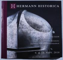 Hermann Historica aukciós katalógus, 2018, rendkívül sokrétű tárgyanyaggal, közte kiemelkedő fegyverekkel, gazdag képanyaggal, kartonált papírkötés, jó állapotban, 943p