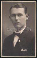 cca 1930 Férfiportré, rajta FTC jelvény, hidegpecséttel jelzett fotó, felületén törésnyomok, 13×9 cm