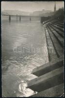 cca 1950 Budapest, rakpart a Kossuth híddal, fotó, sarkain törésnyomok, 12×8 cm